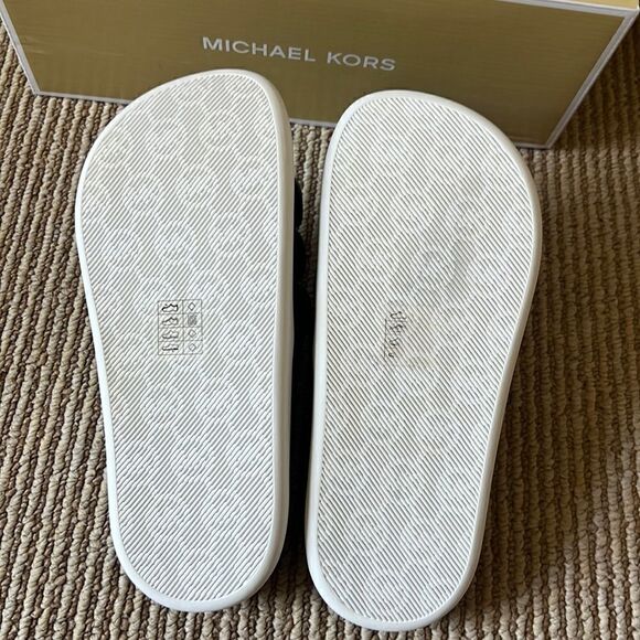 MICHAEL KORS quilted slides sandals 6  - Picture 9 of 9